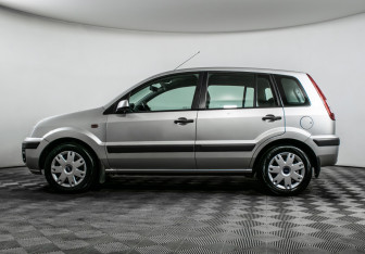 Подержанный автомобиль Ford Fusion 2007 года (8 фото)