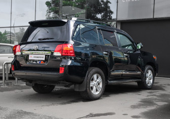 Подержанный автомобиль Toyota Land Cruiser Suv 2012 года (4 фото)