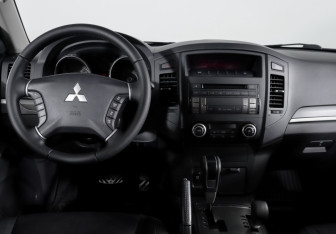 Подержанный автомобиль Mitsubishi Pajero 2013 года (12 фото)