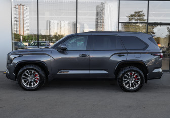 Подержанный автомобиль Toyota Sequoia 2022 года (7 фото)