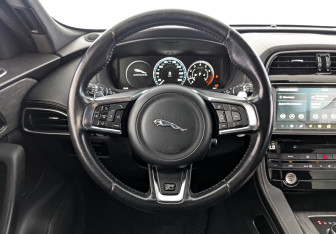 Подержанный автомобиль Jaguar F-Pace 2017 года (21 фото)