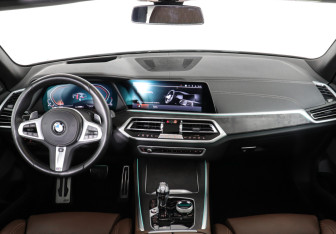 Подержанный автомобиль BMW X5 2022 года (10 фото)
