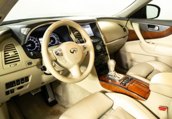 Подержанный автомобиль Infiniti QX70 2015 года (15 фото)