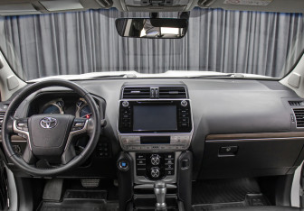 Подержанный автомобиль Toyota Land Cruiser Prado 2018 года (14 фото)