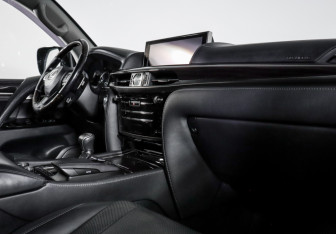 Подержанный автомобиль Lexus LX 2015 года (9 фото)