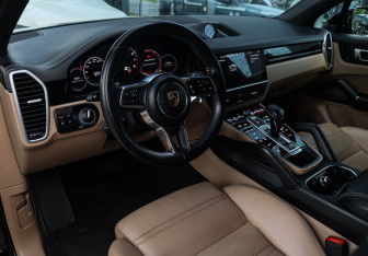 Подержанный автомобиль Porsche Cayenne 2019 года (16 фото)
