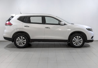 Подержанный автомобиль Nissan X-Trail 2015 года (4 фото)
