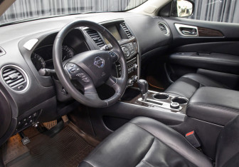 Подержанный автомобиль Nissan Pathfinder 2014 года (17 фото)