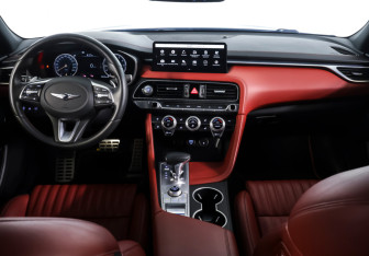 Подержанный автомобиль Genesis G70 2022 года (12 фото)
