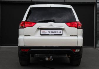 Подержанный автомобиль Mitsubishi Pajero Sport 2015 года (5 фото)