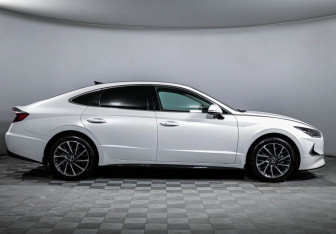 Подержанный автомобиль Hyundai Sonata 2021 года (4 фото)