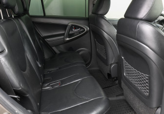 Подержанный автомобиль Toyota RAV4 2012 года (11 фото)
