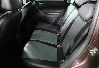 Подержанный автомобиль Skoda Yeti 2015 года (10 фото)