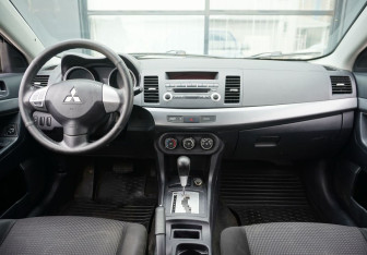 Подержанный автомобиль Mitsubishi Lancer Sedan 2011 года (11 фото)