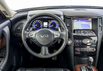 Подержанный автомобиль Infiniti QX70 2016 года (22 фото)