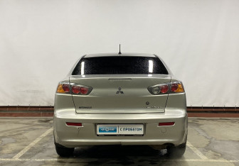 Подержанный автомобиль Mitsubishi Lancer Sedan 2012 года (6 фото)