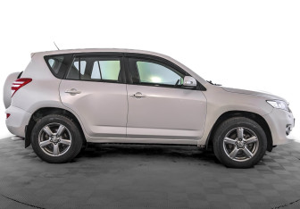 Подержанный автомобиль Toyota RAV4 2012 года (4 фото)