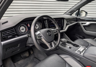 Подержанный автомобиль Volkswagen Touareg 2020 года (16 фото)