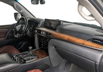 Подержанный автомобиль Lexus LX 2017 года (13 фото)