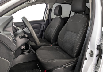 Подержанный автомобиль Renault Logan Sedan 2017 года (19 фото)