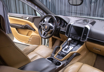 Подержанный автомобиль Porsche Cayenne 2017 года (11 фото)