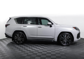 Подержанный автомобиль Lexus LX 2022 года (4 фото)