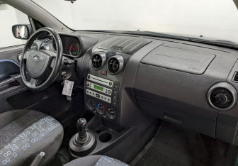 Подержанный автомобиль Ford Fusion 2005 года (18 фото)