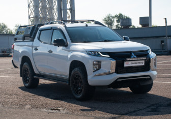 Подержанный автомобиль Mitsubishi L200 2023 года (3 фото)
