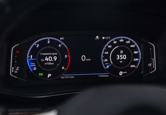 Подержанный автомобиль Volkswagen Multivan 2020 года (19 фото)