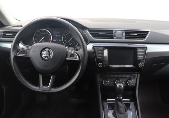 Подержанный автомобиль Skoda Superb Liftback 2015 года (15 фото)