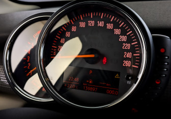 Подержанный автомобиль MINI Hatch 2016 года (13 фото)