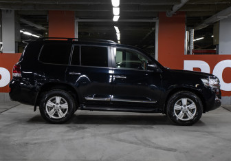 Подержанный автомобиль Toyota Land Cruiser Suv 2015 года (4 фото)