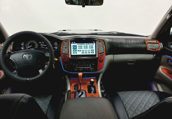 Подержанный автомобиль Toyota Land Cruiser Suv 2002 года (11 фото)