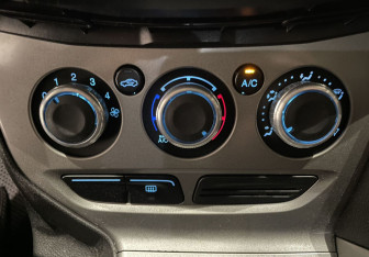 Подержанный автомобиль Ford Focus Wagon 2012 года (15 фото)