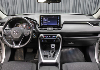 Подержанный автомобиль Toyota RAV4 2020 года (14 фото)