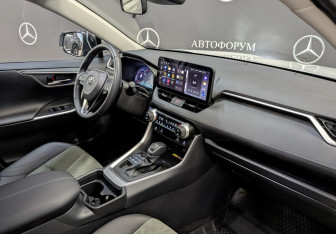 Подержанный автомобиль Toyota RAV4 2025 года (13 фото)