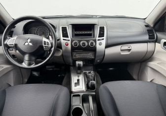 Подержанный автомобиль Mitsubishi Pajero Sport 2014 года (12 фото)