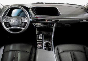 Подержанный автомобиль Hyundai Sonata 2022 года (11 фото)