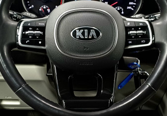 Подержанный автомобиль Kia Carnival 2021 года (13 фото)