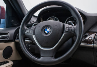 Подержанный автомобиль BMW X6 2011 года (15 фото)