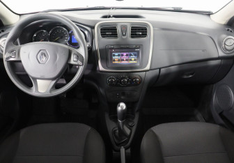 Подержанный автомобиль Renault Sandero 2016 года (6 фото)