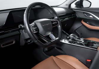 Подержанный автомобиль Omoda C5 2023 года (14 фото)