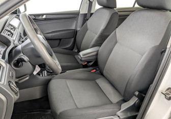 Подержанный автомобиль Skoda Rapid Liftback 2018 года (20 фото)