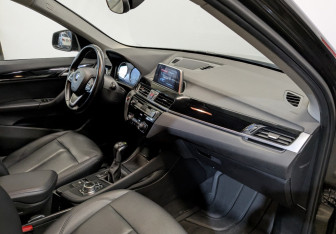 Подержанный автомобиль BMW X1 2018 года (11 фото)