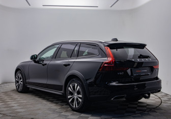 Подержанный автомобиль Volvo V60 Cross Country 2019 года (7 фото)