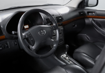 Подержанный автомобиль Toyota Avensis Sedan 2006 года (14 фото)