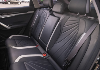 Подержанный автомобиль Geely Atlas 2024 года (17 фото)