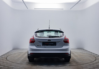 Подержанный автомобиль Ford Focus Hatchback 2011 года (6 фото)