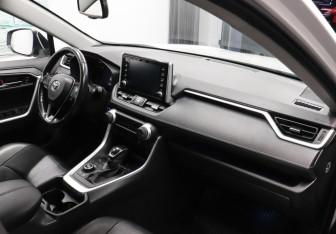 Подержанный автомобиль Toyota RAV4 2020 года (8 фото)