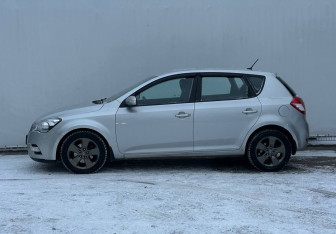 Подержанный автомобиль Kia Ceed Hatchback 2010 года (8 фото)